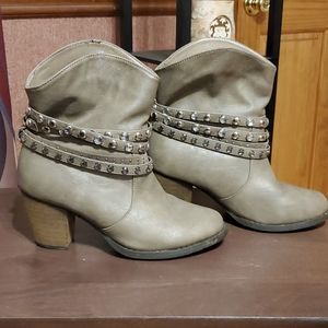 Stylish must have boots!!!